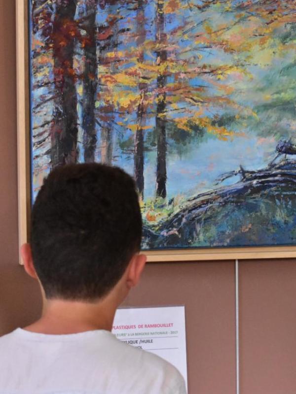 Jeune artiste en train de rêver à plus tard ?